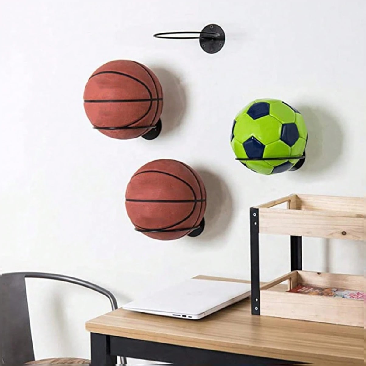Home Gym Installation - 省スペース壁掛けバスケットボールディスプレイスタンド - ホームジム、ガレージ、ゲームルームに最適 - バスケットボールファン向けの耐久性のあるオーガナイザー、取り付け簡単、スタイリッシュなデザイン